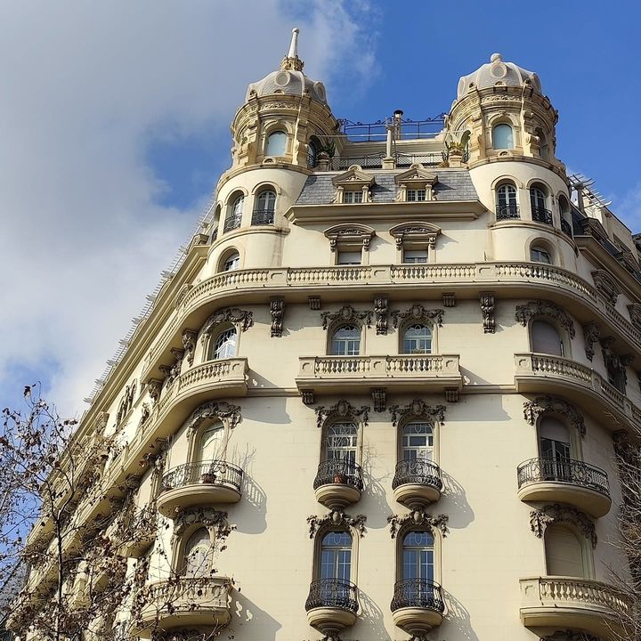Edificio de esquina con miradores y torretas, visto desde la acera