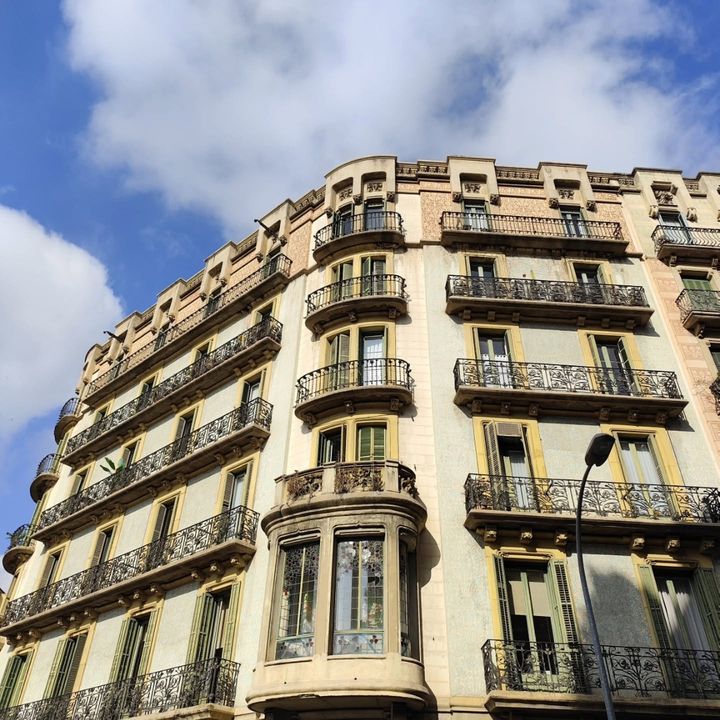 Fachada en curva con tribunas y balcones, vista desde abajo