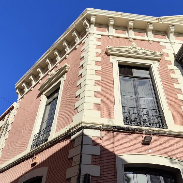 Esquina de ladrillo rojo con molduras blancas