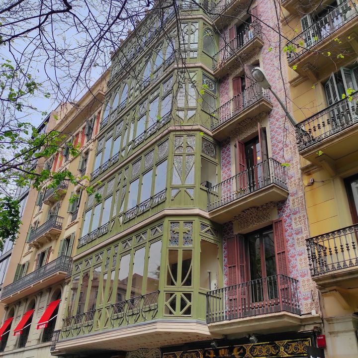 Galerías acristaladas verdes en varias plantas