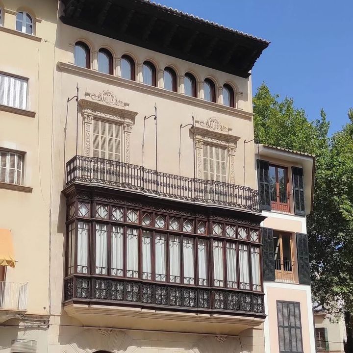 Mirador de madera oscura bajo una galería de arcos