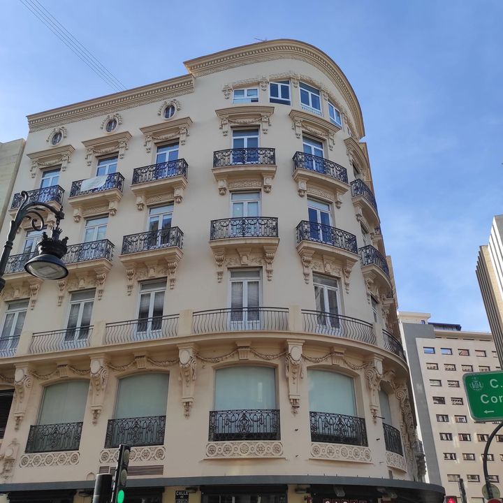 Edificio blanco de esquina curva con balcones