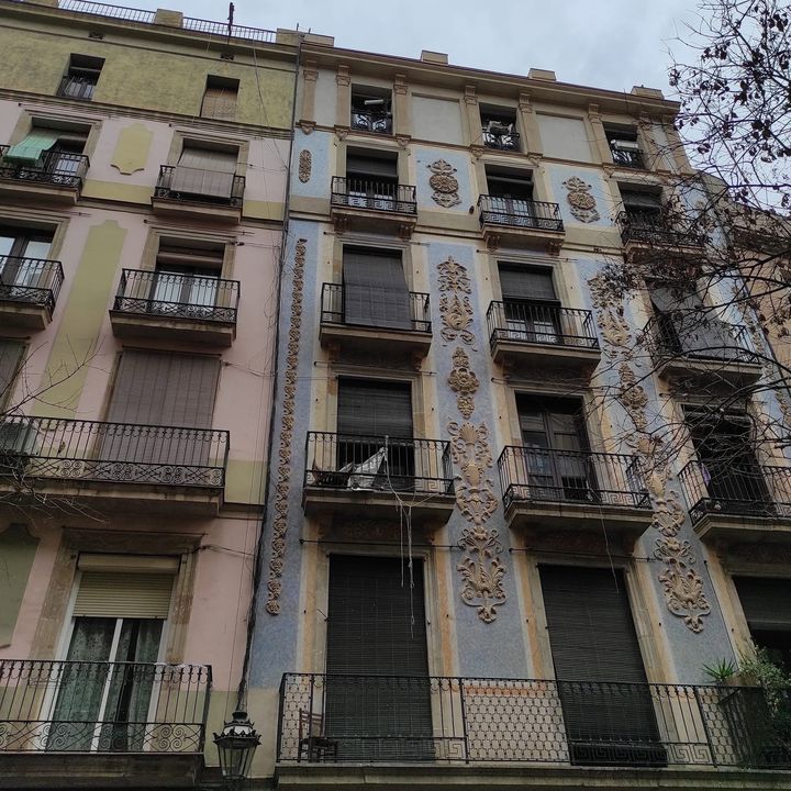 Fachada esgrafiada con balcones de hierro, vista desde abajo